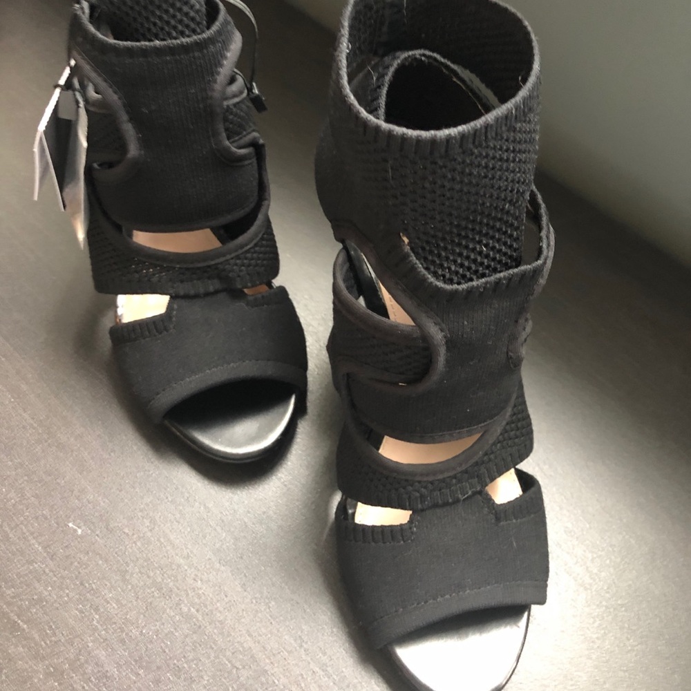 Zara - NWT - Size 8 - Black Open Toe Sandals